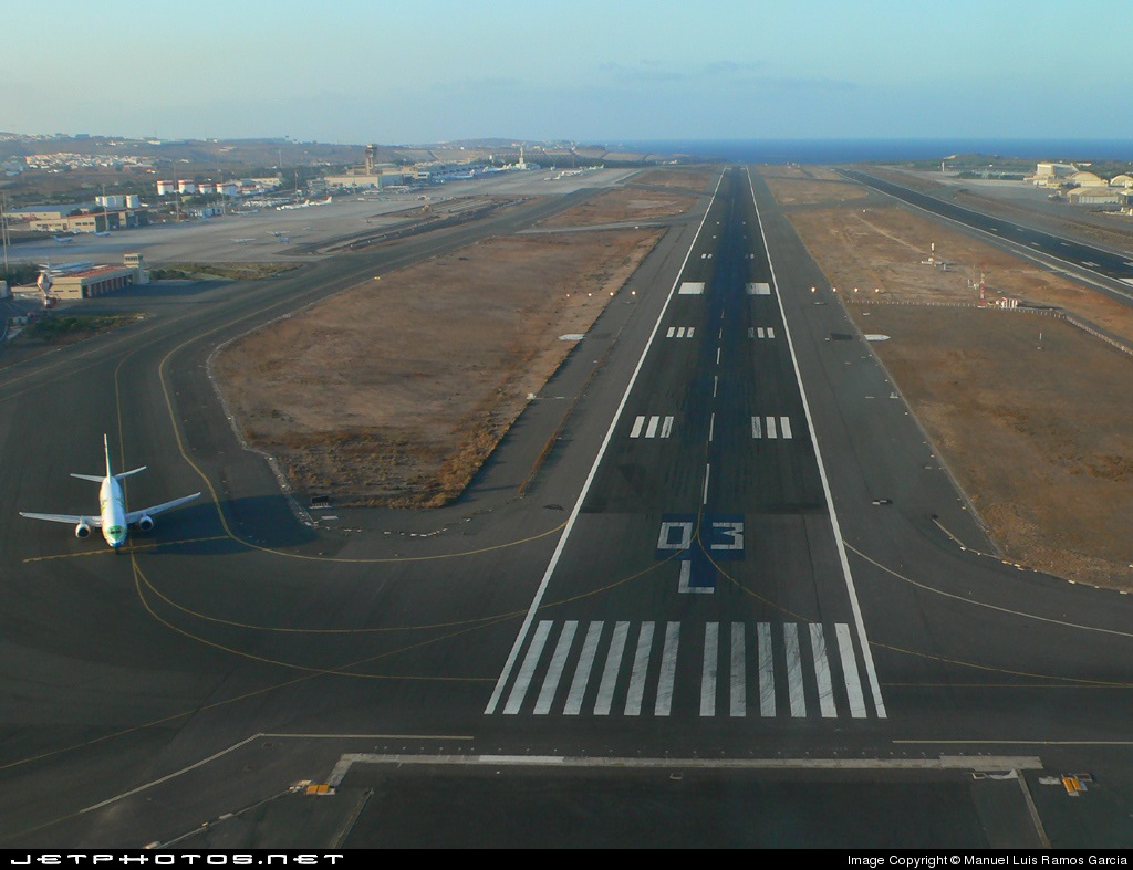 Avión comercial operando en el Aeropuerto de Gran Canaria
