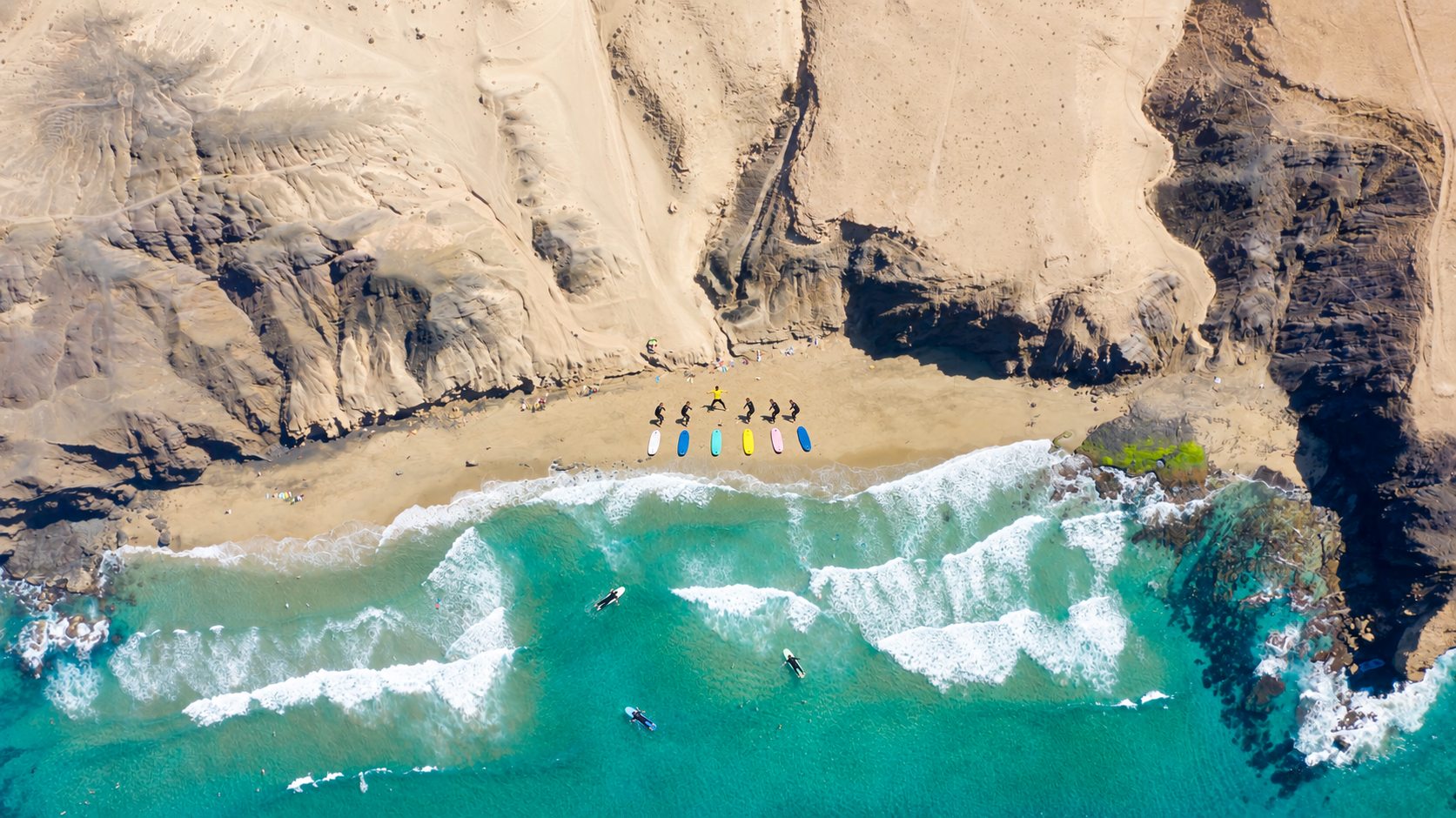 Guía y visitantes junto al Faro de Maspalomas en Gran Canaria