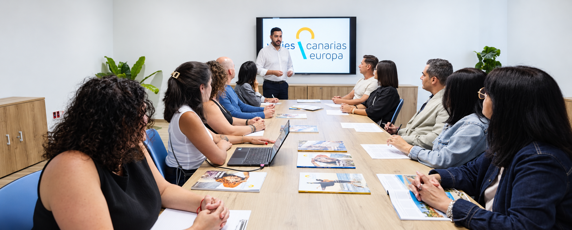 Equipo de Viajes Canarias Europa en una reunión de coordinación